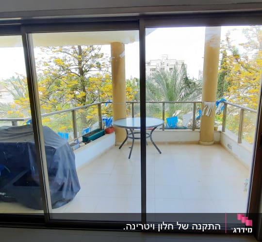 דלתות הזזה מאלומיניום עם מסגרת זכוכית במרפסת